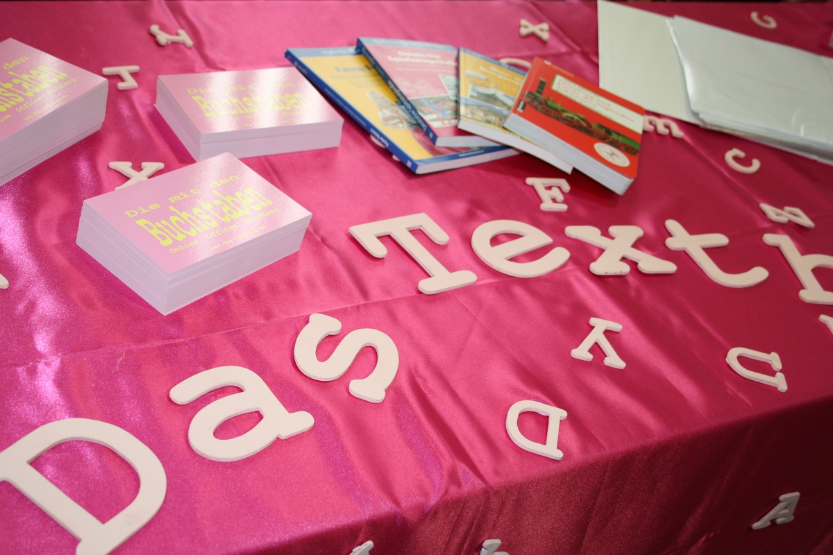 Wie immer ganz in Rosa: Messestand des Texthauses