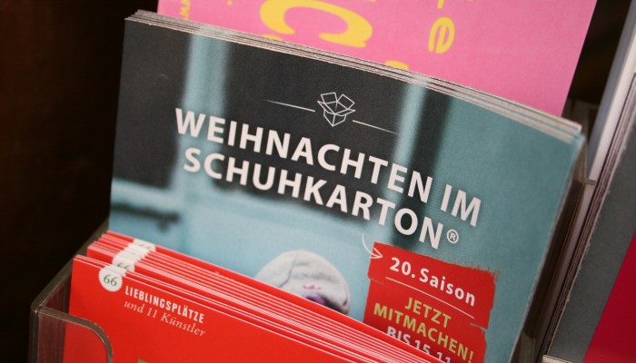 Im Texthaus gibt es Flyer der Aktion "Weihnachten im Schuhkarton"!