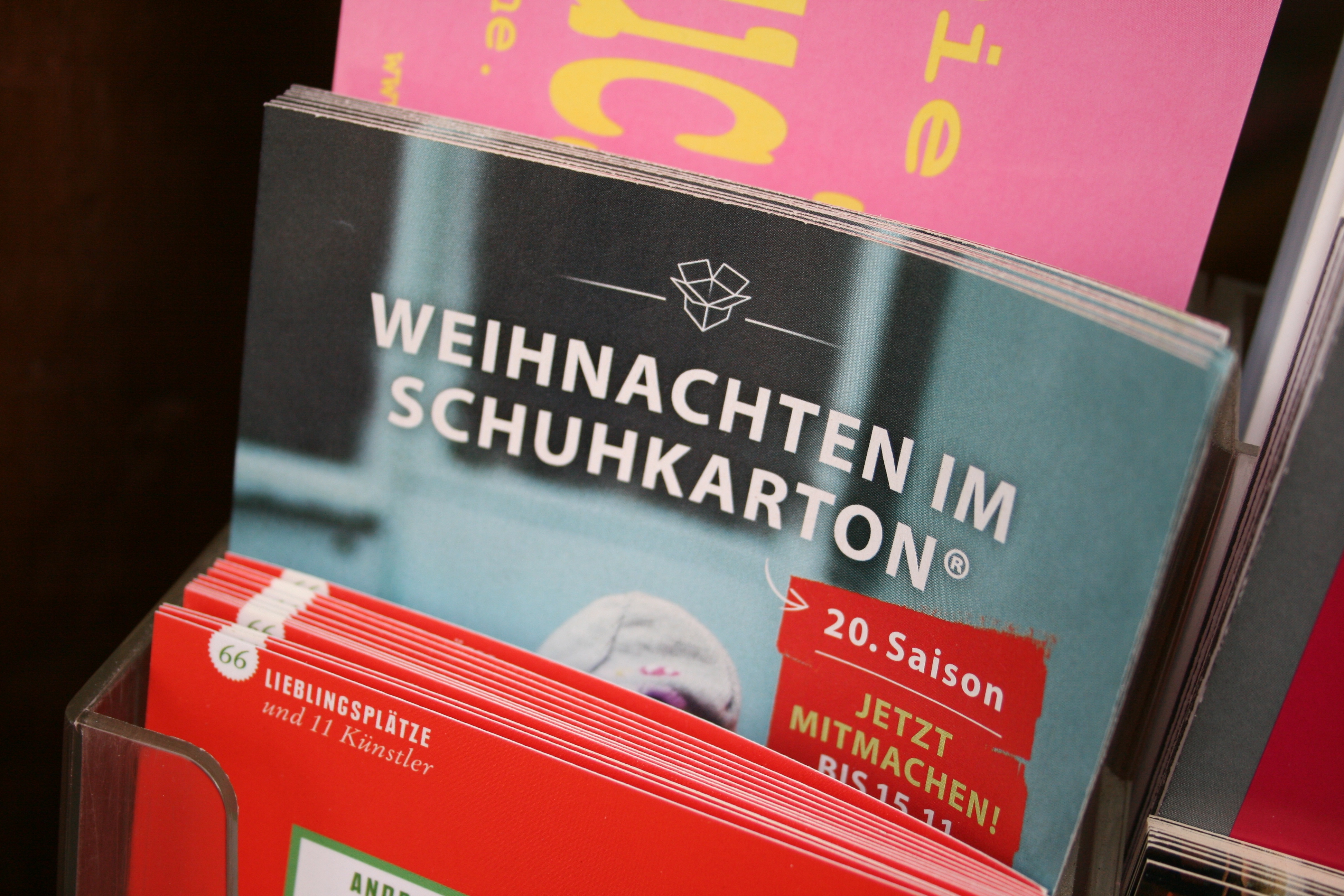 Im Texthaus gibt es Flyer der Aktion "Weihnachten im Schuhkarton"!