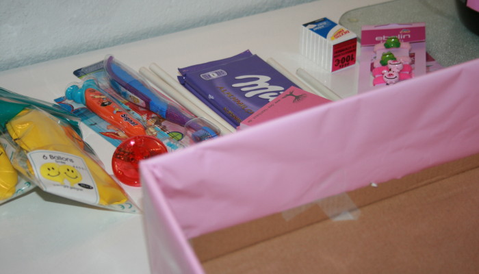Erst einmal erstrahlten die Kartons in rosa Glanz.