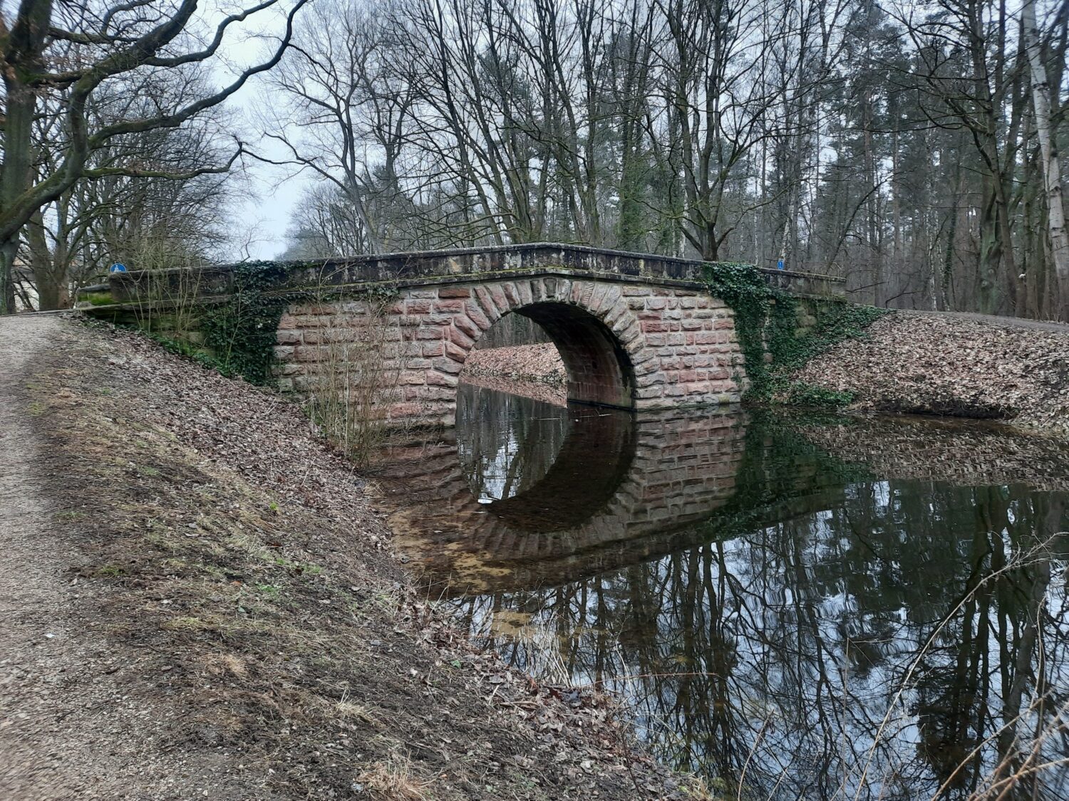 Die Steinbrücke über den alten Kanal in der Gartenstadt