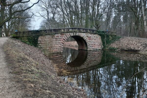 Die Steinbrücke über den alten Kanal in der Gartenstadt